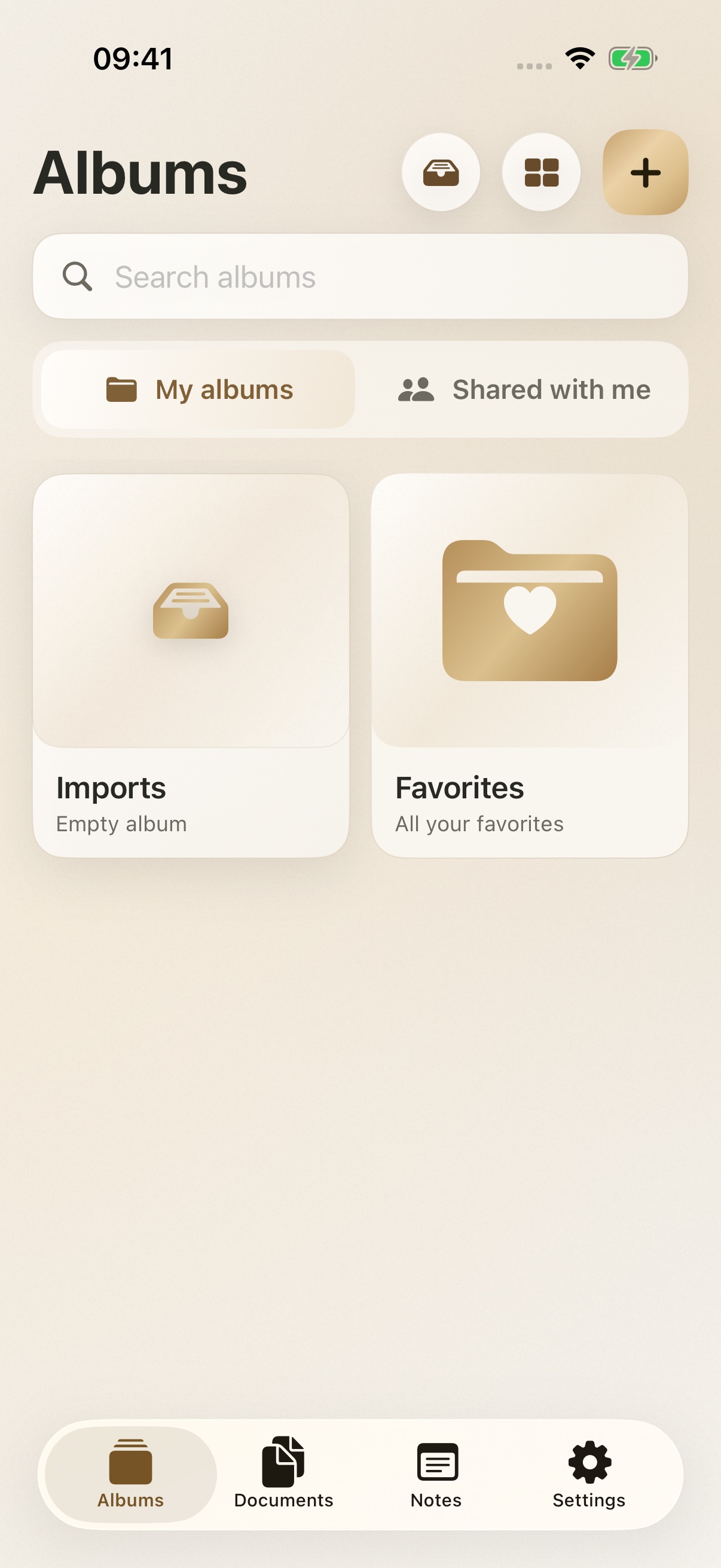Écrin’s Albums screen with the Gold theme and demonstration data