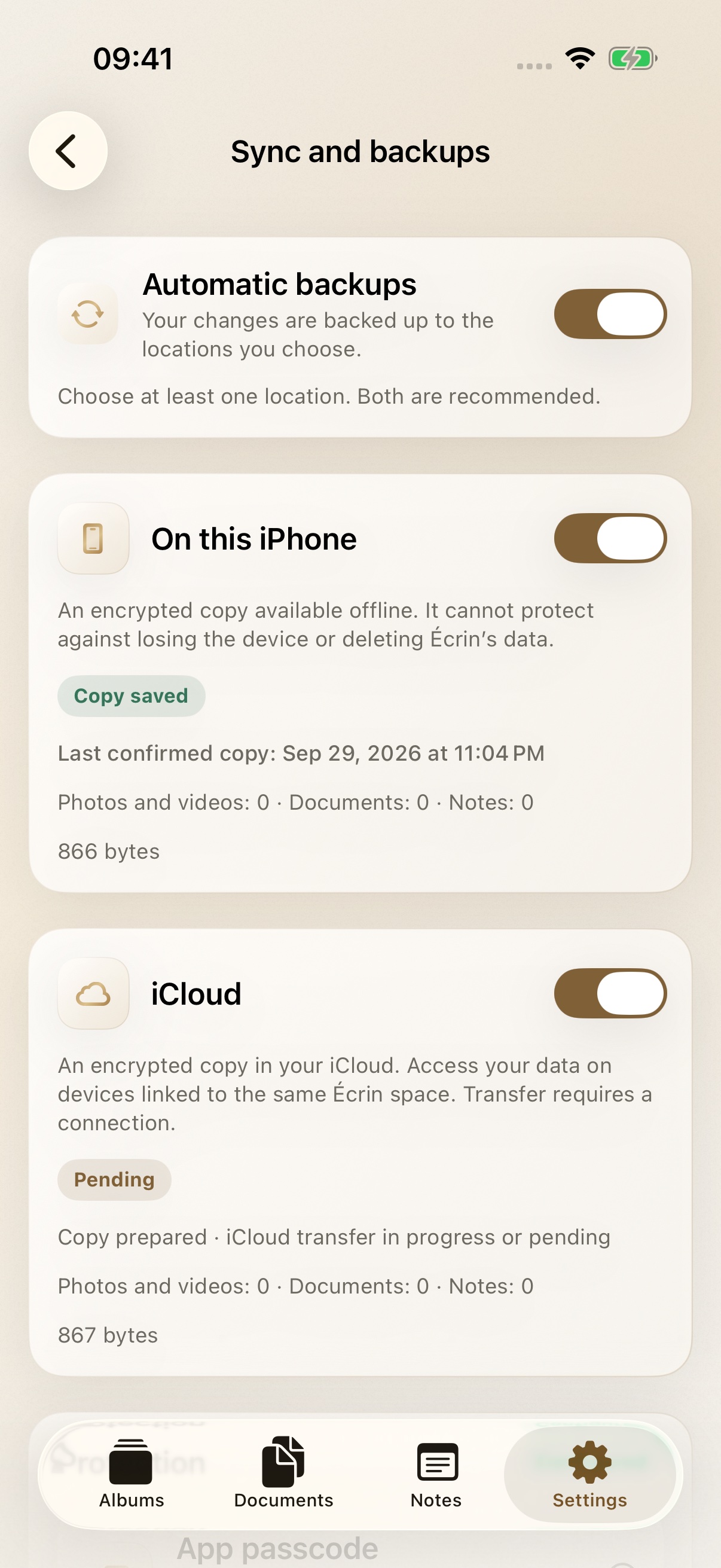 Écrin’s Backups screen with the Gold theme and demonstration data