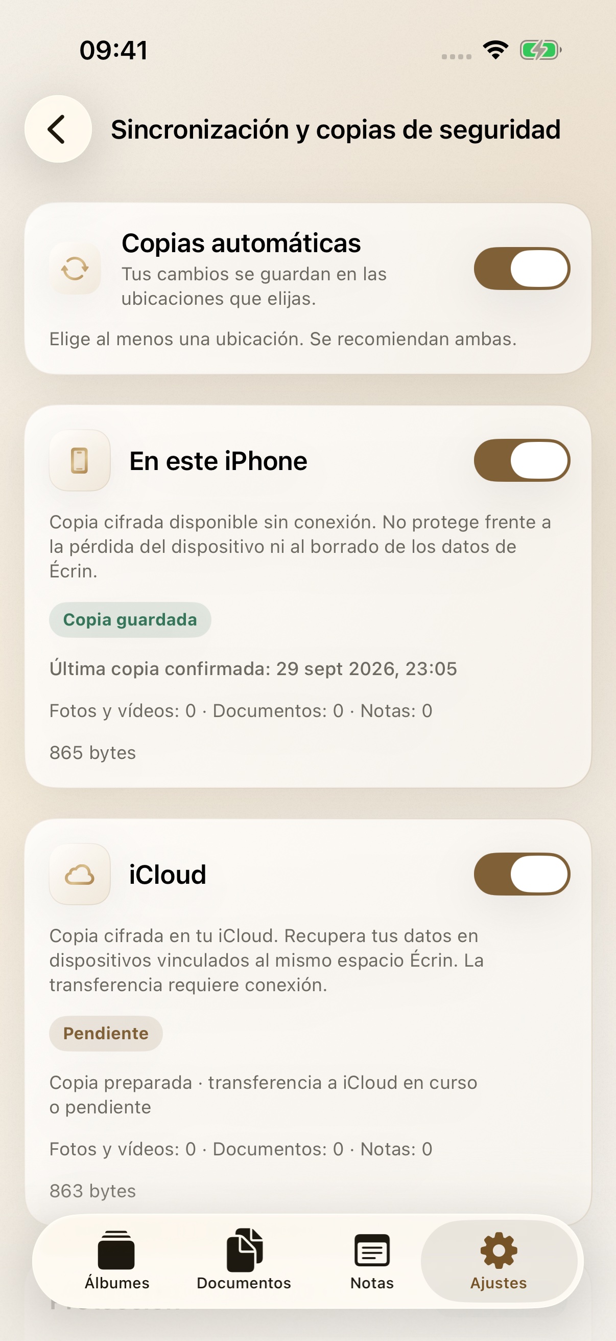 Pantalla Copias de seguridad de Écrin con el tema Oro y datos de demostración